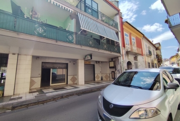 LOCALE COMMERCIALE -VIA MUNICIPIO