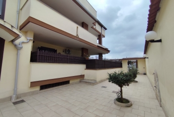 APPARTAMENTO BEN RIFINITO CON AMPIE BALCONATE
